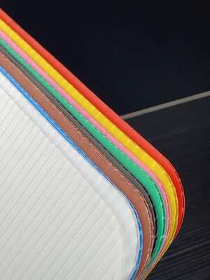 Coroplast Sheet ist ein leichtes und langlebiges polypropylines Wellpappe, das für verschiedene Anwendungen wie Verpackung, Druck, Bau und Schutz entwickelt wurde.
