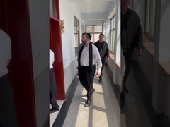 Der Kunde auch besichtigte unseren Beispielraum und sah die Umsatzkästen verschiedenen gewölbten Plastiks