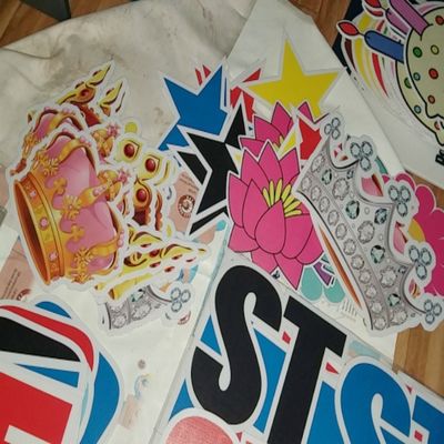 Rote schwarze Coroplast-Rasen-Zeichen runzelten herausgeschnittene Plastikbuchstaben