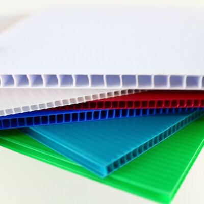 Coroplast Sheet ist ein leichtes und langlebiges polypropylines Wellpappe, das für verschiedene Anwendungen wie Verpackung, Druck, Bau und Schutz entwickelt wurde.